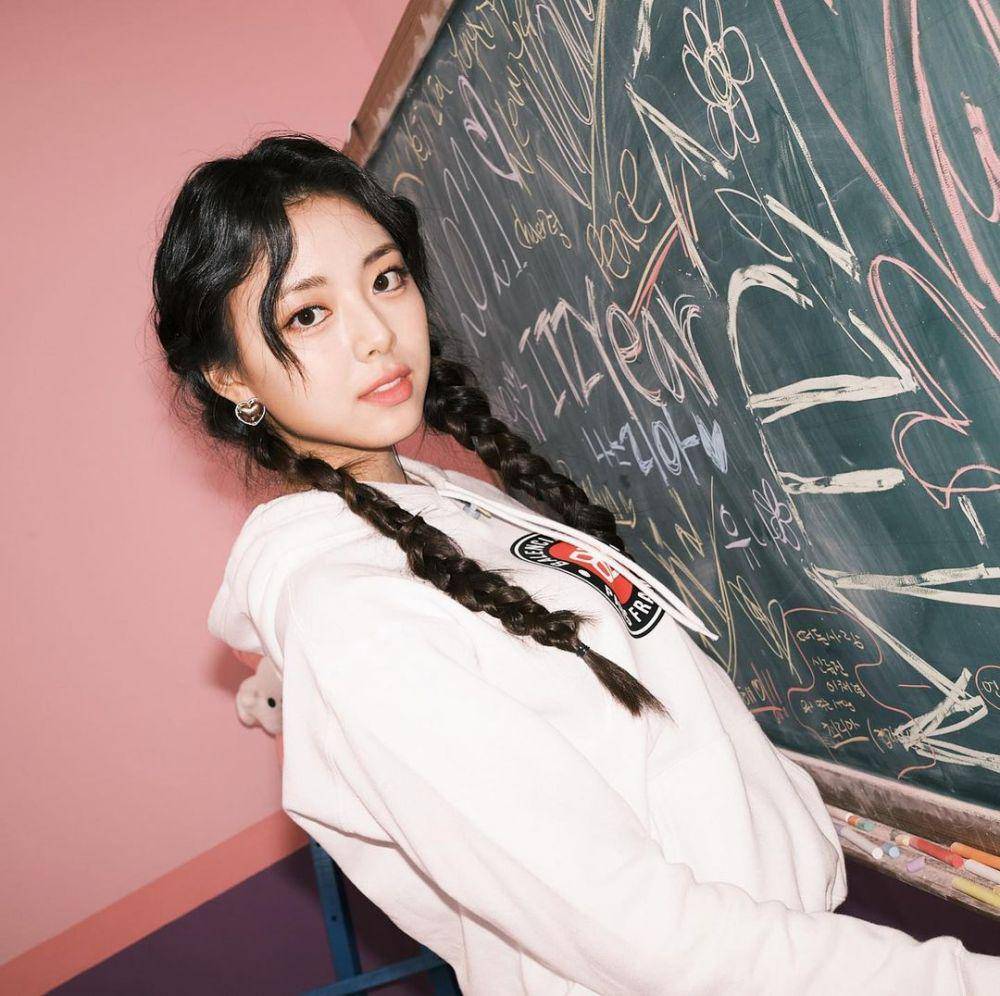 Yuna ITZY (instagram.com/itzy.all.in.us)