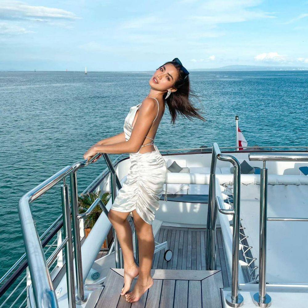 Jessica Iskandar menikmati pantai. (instagram.com/inijedar)