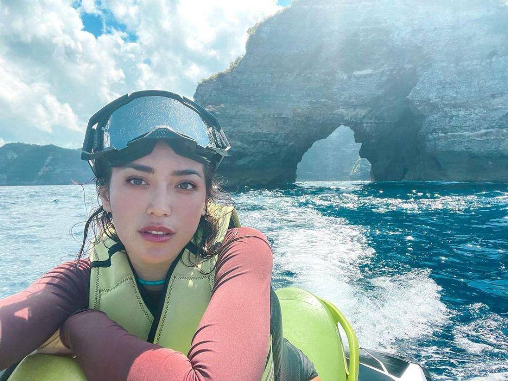 Jessica Iskandar menikmati pantai. (instagram.com/inijedar)