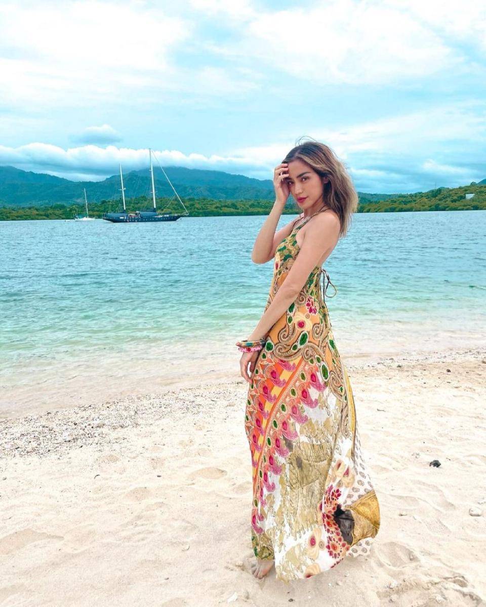 Jessica Iskandar menikmati pantai. (instagram.com/inijedar)