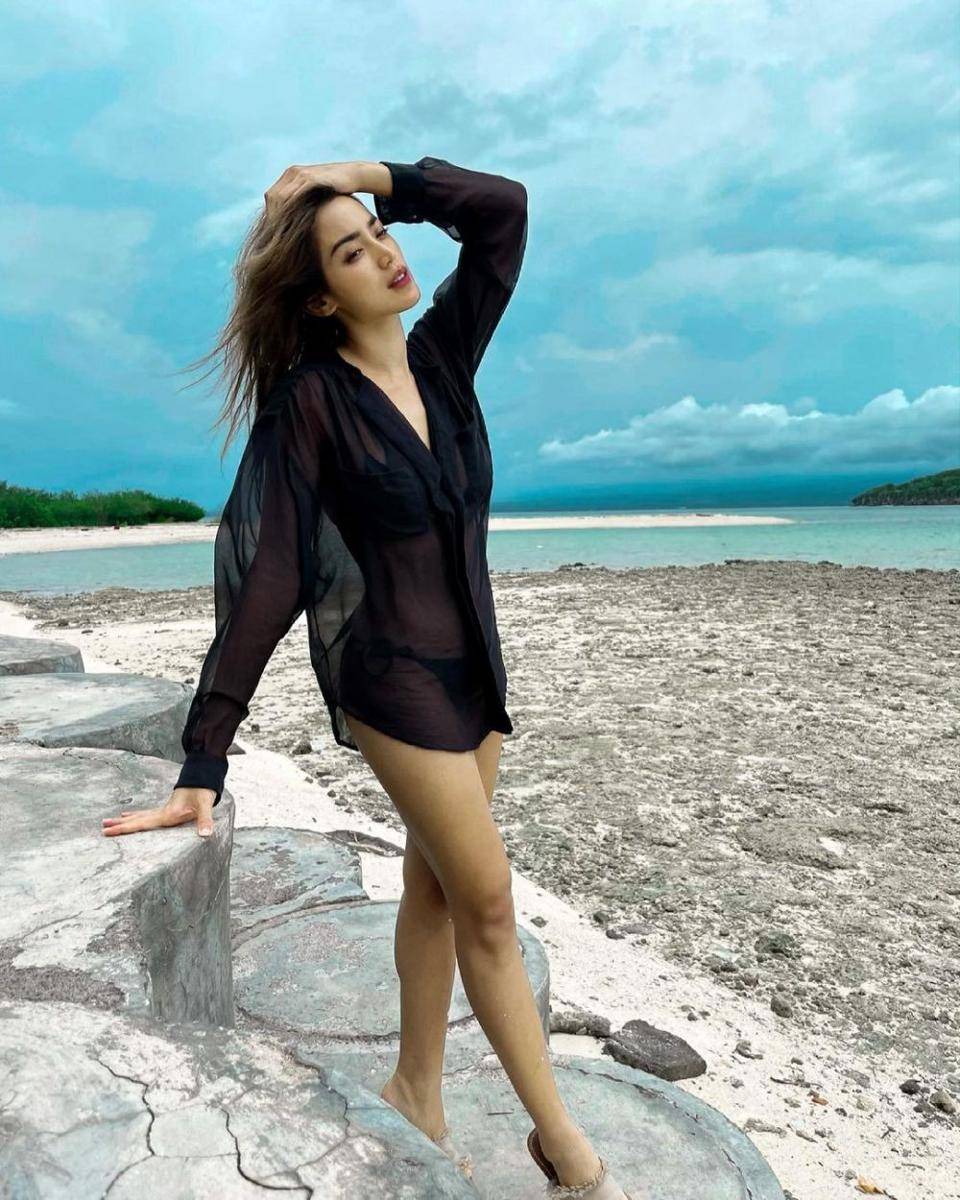 Jessica Iskandar menikmati pantai. (instagram.com/inijedar)