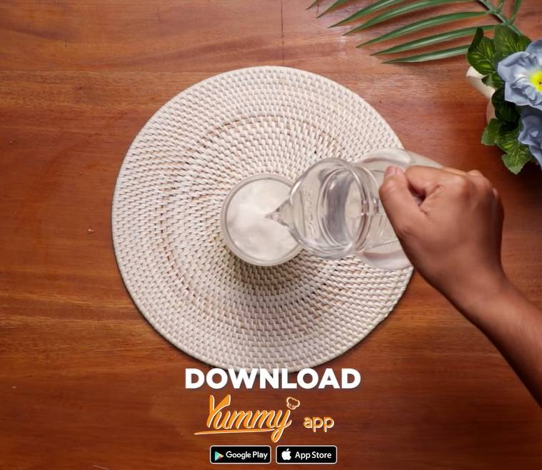 Tuang air kelapa muda (yummy.co.id)