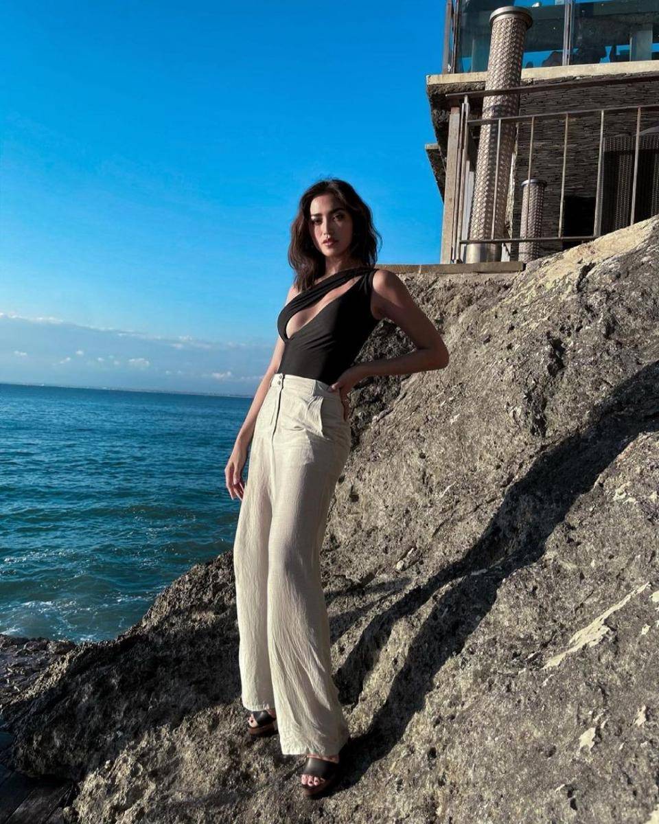 Jessica Iskandar menikmati pantai. (instagram.com/inijedar)