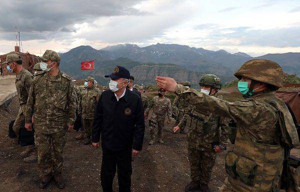 Menteri Pertahahan Turki, Hulusi Akar, saat berkunjung ke pangkalan militer Turki di Irak. (Twitter.com/tcsavunma)