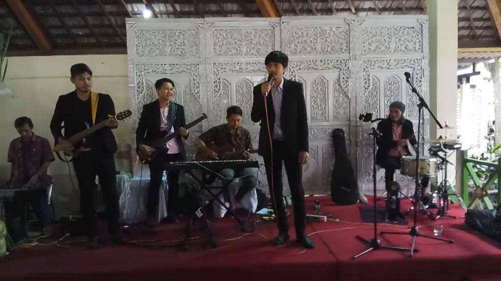 Duta Sheila on 7 nyanyi di kondangan (YouTube/Musthof Ali)