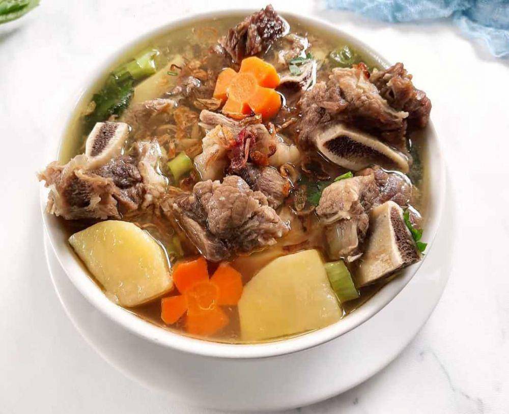 sop iga sapi (instagram.com/dellasuzura)