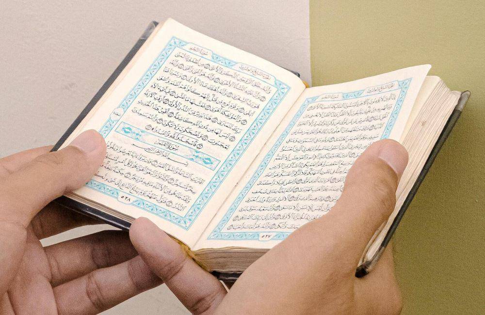 ilustrasi membaca Al Qur'an (unsplash.com/Masjid Pogung Dalangan)