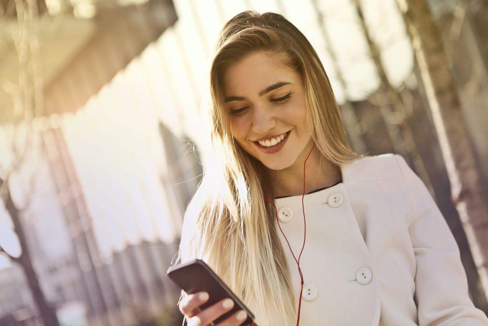 Ilustrasi seseorang bermain smartphone. (pexels.com/Andrea/Piacquadio)