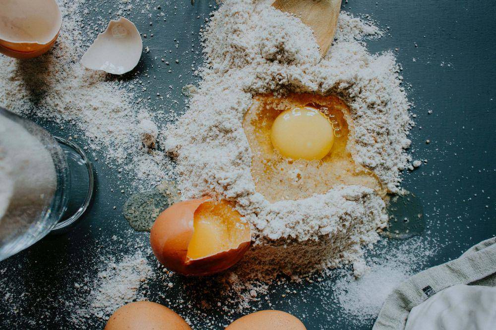 Perhatikan telur yang digunakan (Pexels.com/Flora Westbrook)