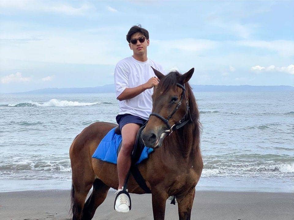 Terlalu Memikat, 10 Potret Seru Harris Vriza saat Plesiran ke Pantai
