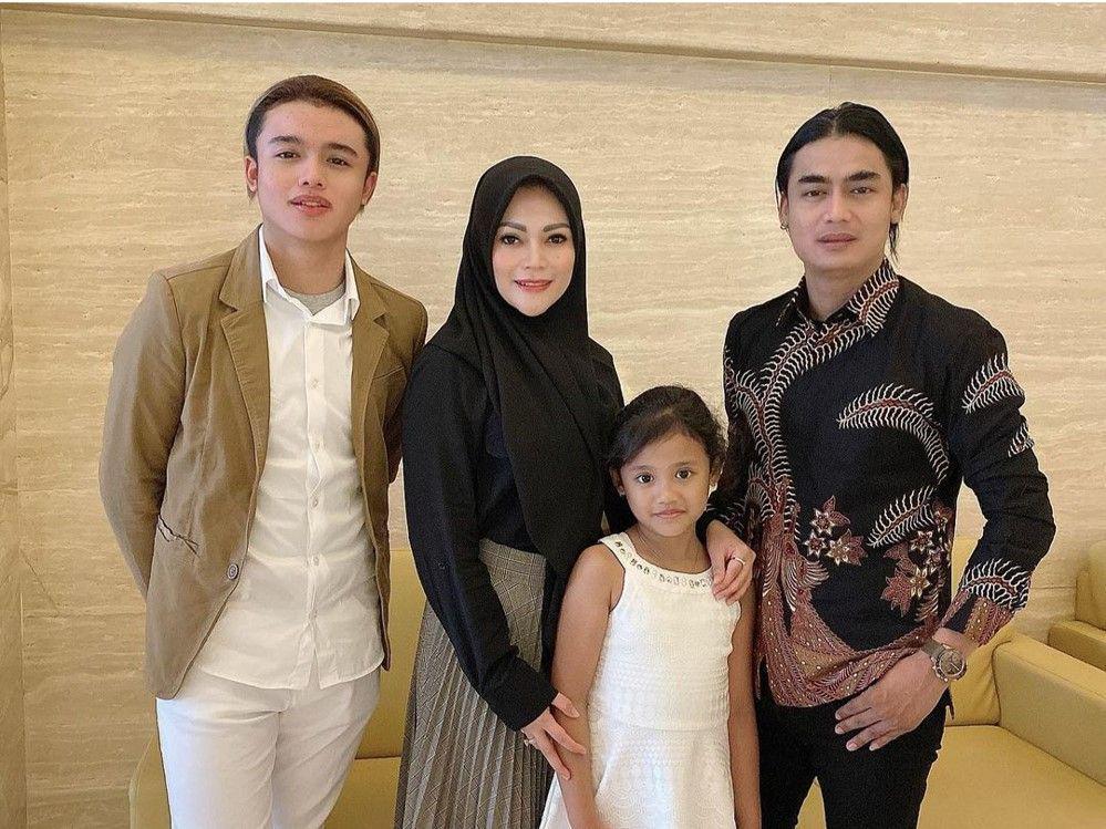 Gak Kesenggol Gosip! 10 Potret Hangat Keluarga Charlie Van Houten