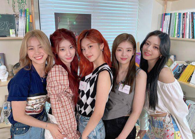 ITZY (twitter.com/ITZYofficial)