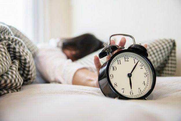 ilustrasi seseorang tidur dengan alarm (freepik.com/jcomp)