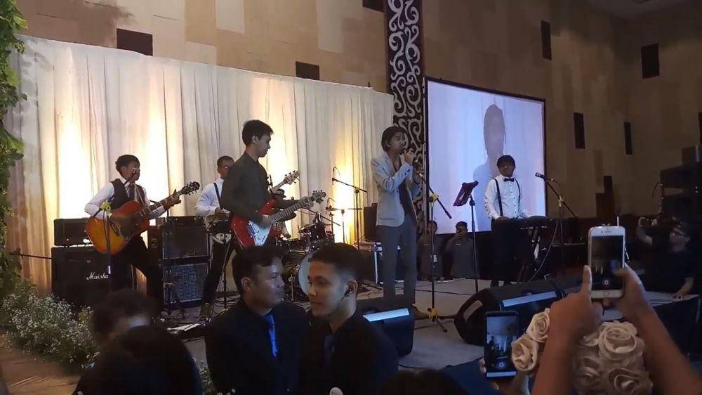 Duta Sheila on 7 nyanyi di kondangan (YouTube/Ahonk Rahadi)
