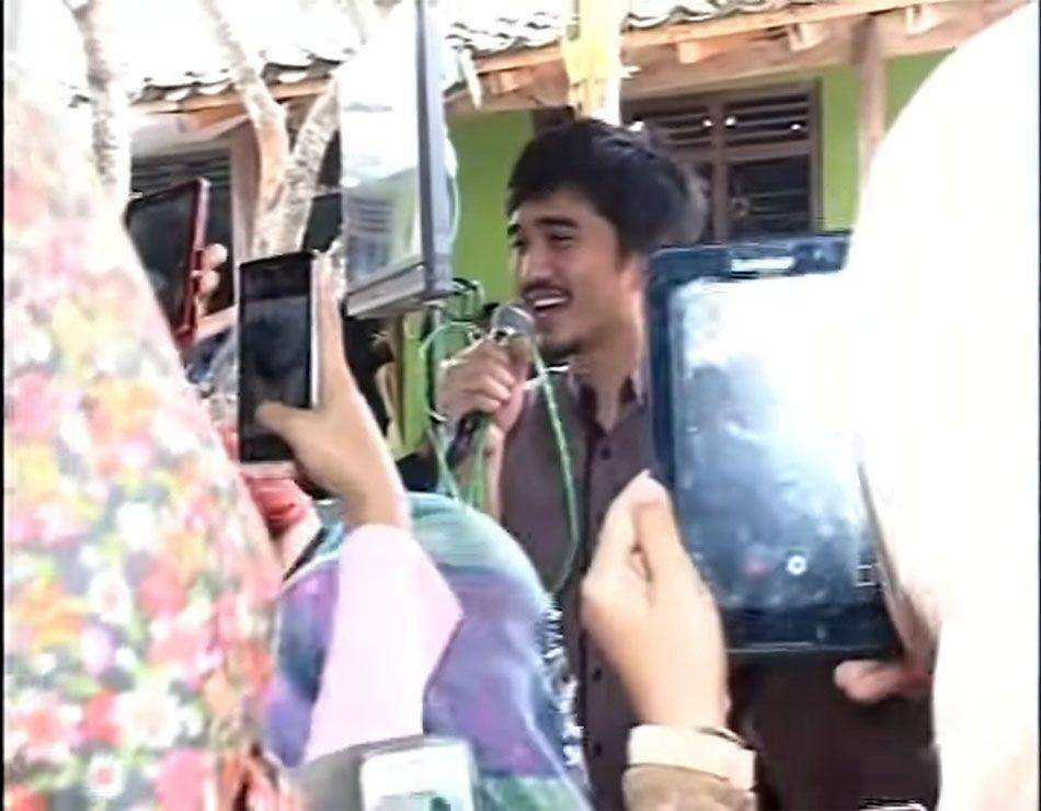 Duta Sheila on 7 nyanyi di kondangan (YouTube/AyuStudio Klaten)