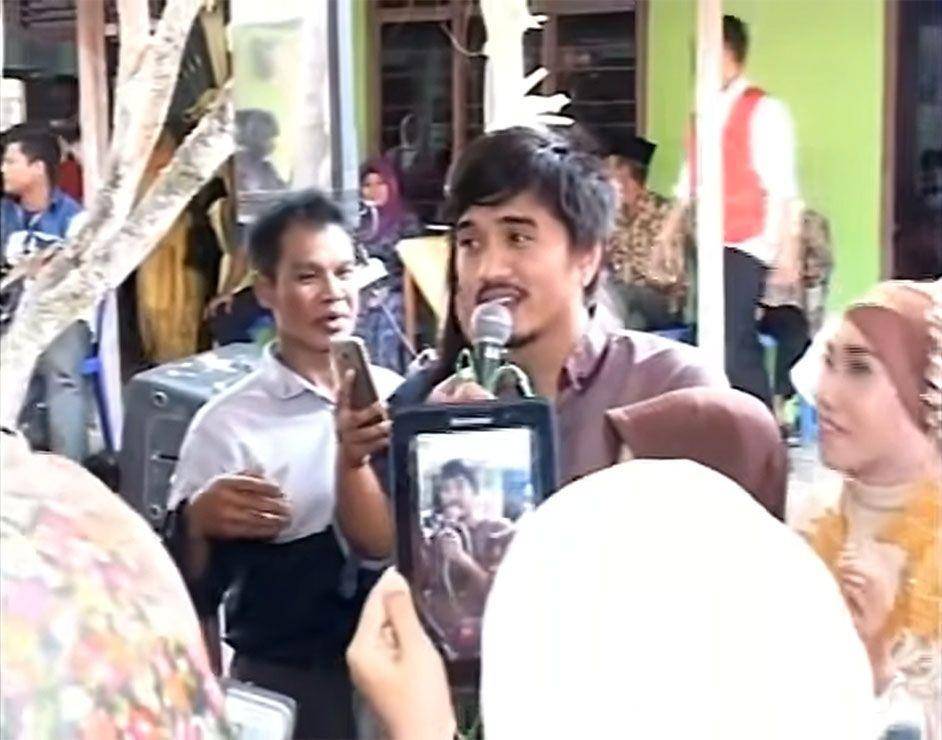 Duta Sheila on 7 nyanyi di kondangan (YouTube/AyuStudio Klaten)