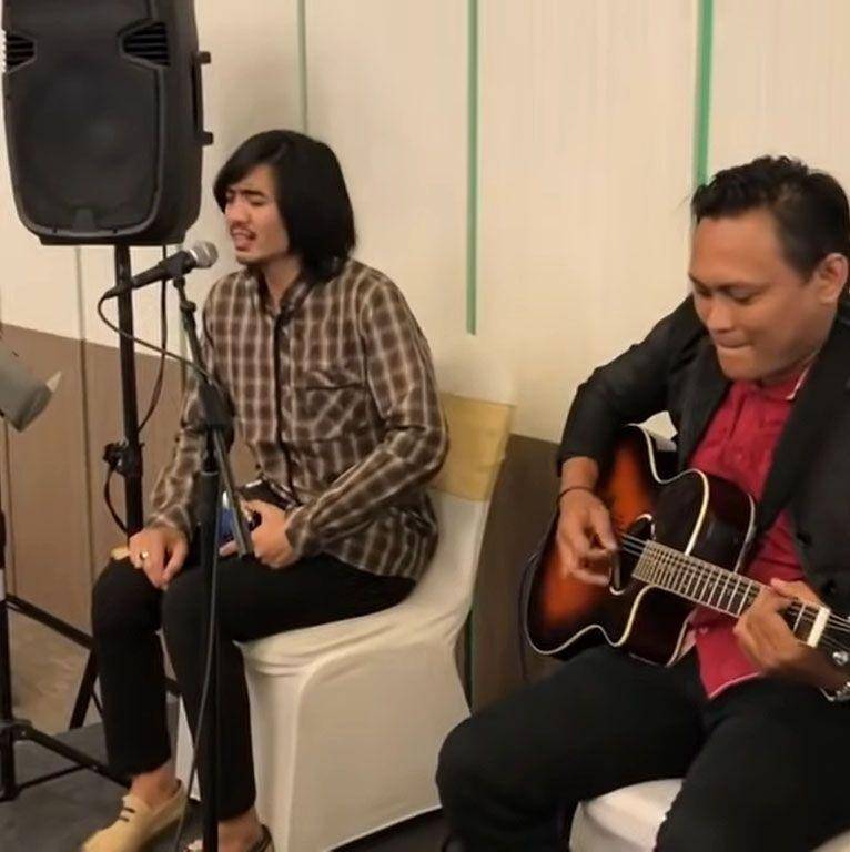 Duta Sheila on 7 nyanyi di kondangan (YouTube/ndoko official)