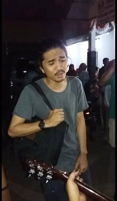 Duta Sheila on 7 nyanyi di jalan (YouTube/Fauzi Rizki)
