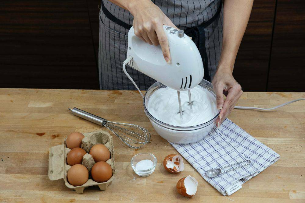 Mengocok bahan terlalu lama (Pexels.com/Katerina Holmes)