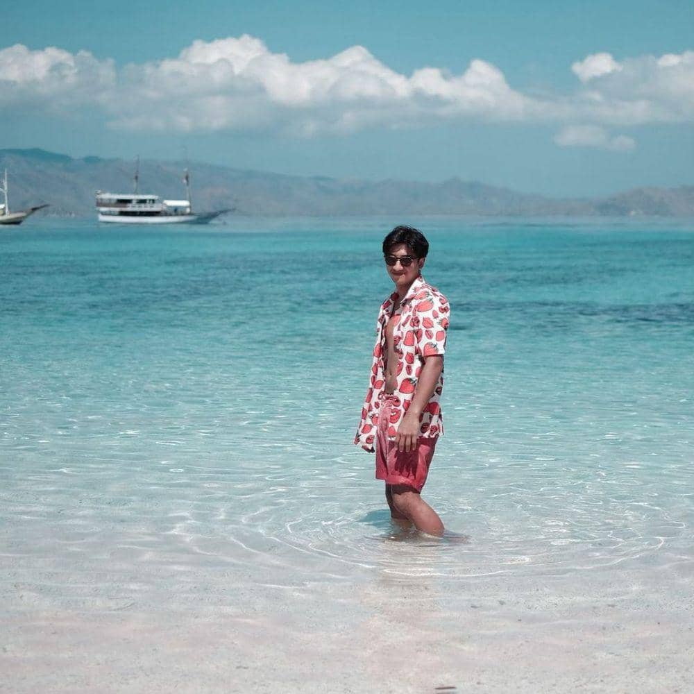 Harris Vriza plesiran ke pantai (instagram.com/harrisvriza)