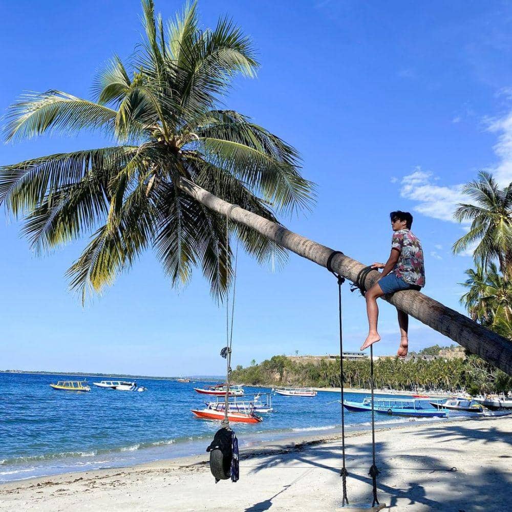 Harris Vriza plesiran ke pantai (instagram.com/harrisvriza)