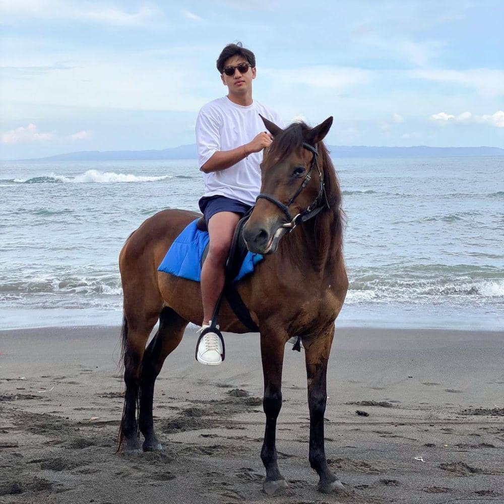 Harris Vriza plesiran ke pantai (instagram.com/harrisvriza)