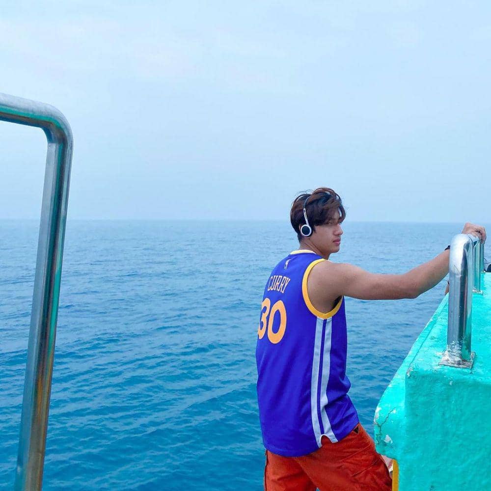 Harris Vriza plesiran ke pantai (instagram.com/harrisvriza)
