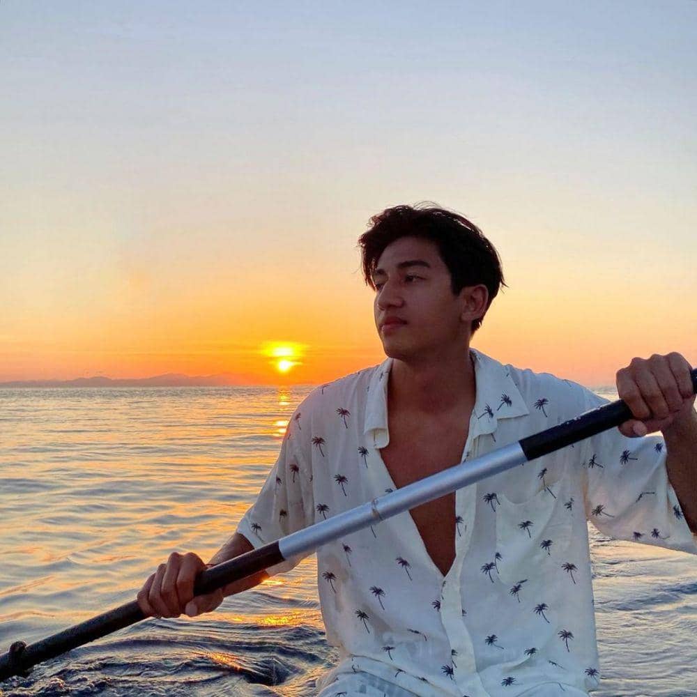 Harris Vriza plesiran ke pantai (instagram.com/harrisvriza)