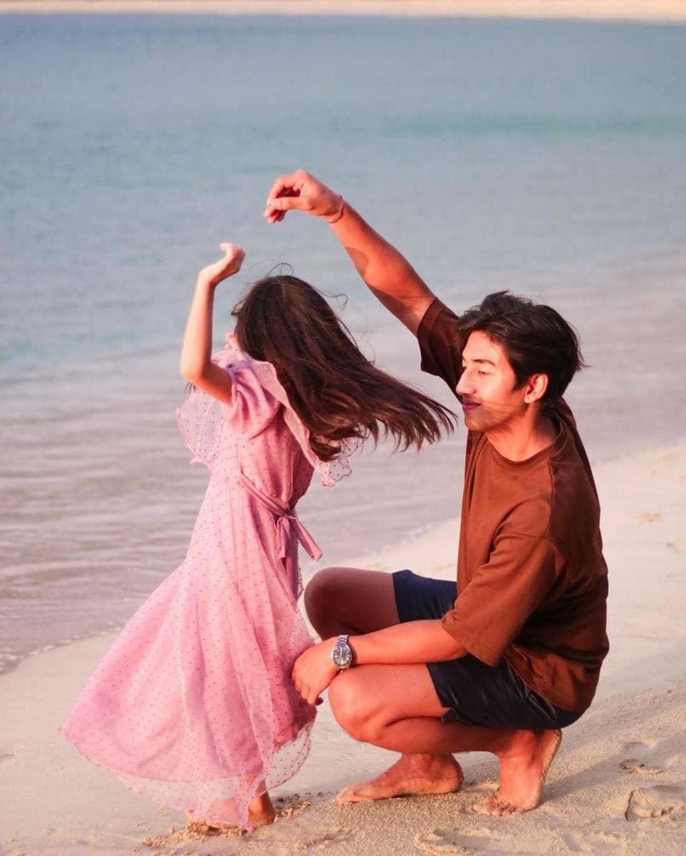 Harris Vriza plesiran ke pantai (instagram.com/harrisvriza)