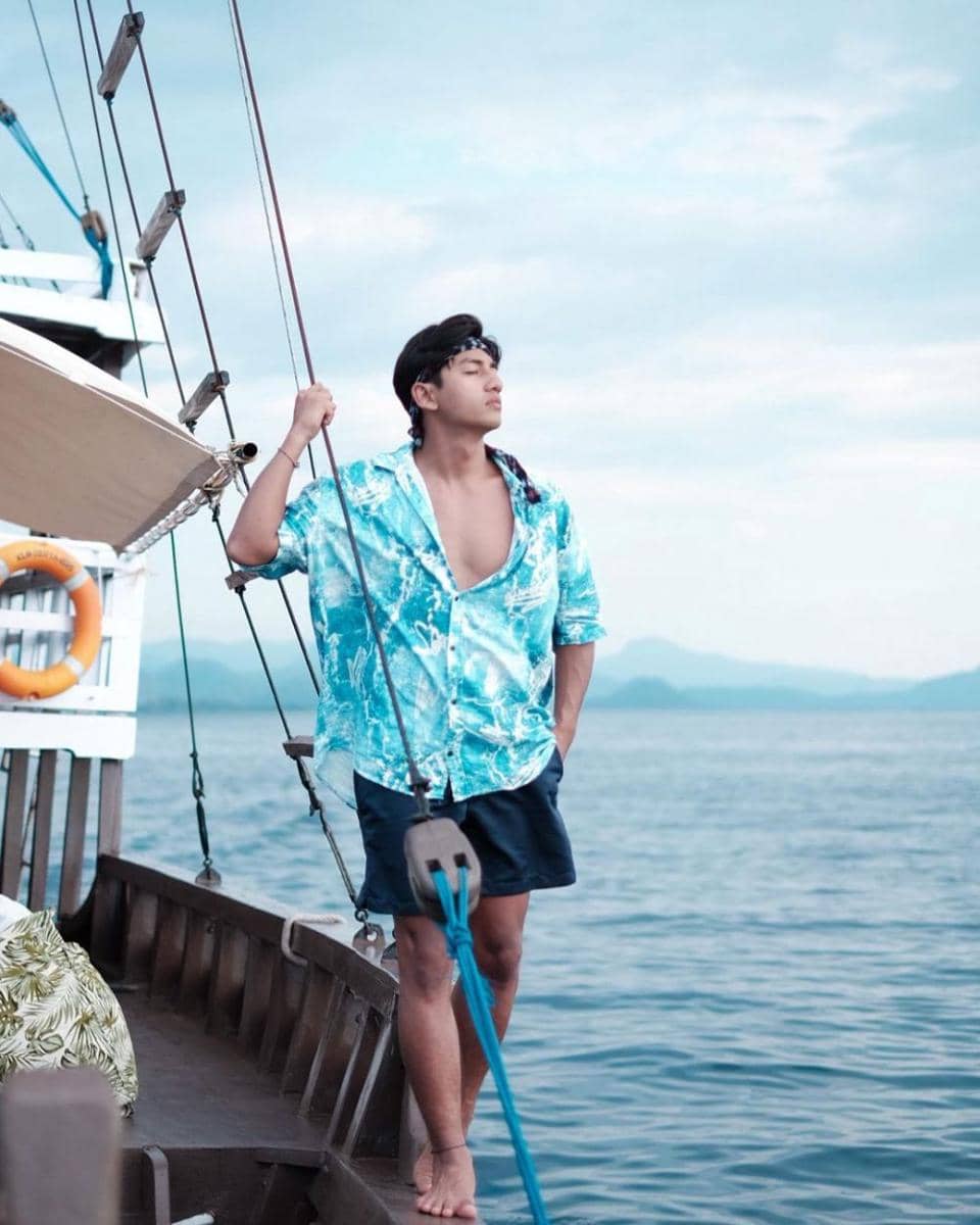Harris Vriza plesiran ke pantai (instagram.com/harrisvriza)