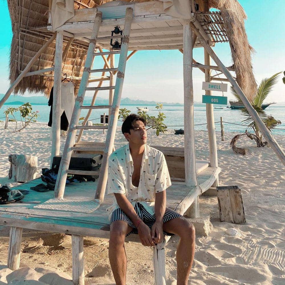 Harris Vriza plesiran ke pantai (instagram.com/harrisvriza)