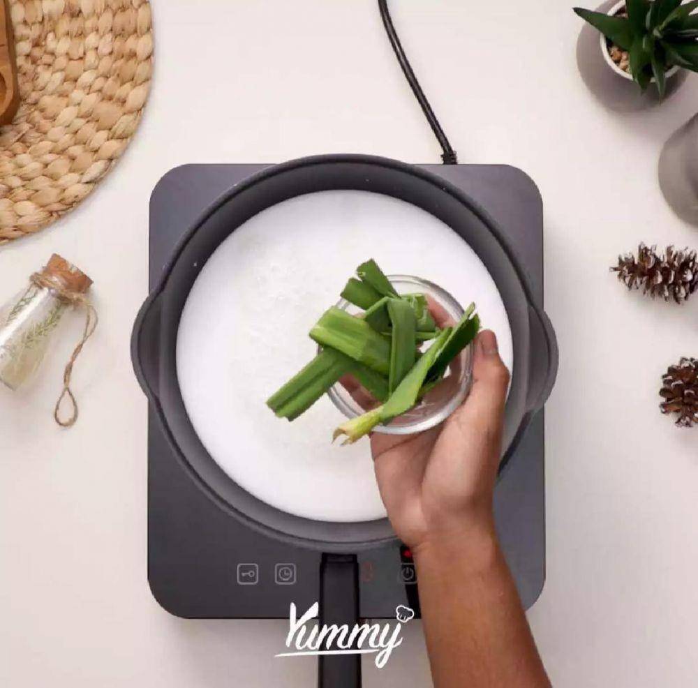Merebus daun pandan (yummy.co.id)