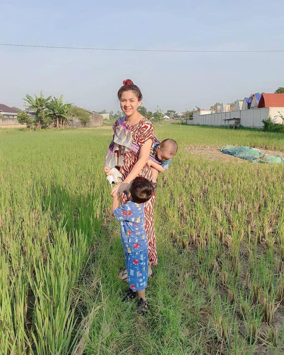 10 Potret Terbaru Vicky Shu, Ibu Dua Anak yang Makin Segar Bugar