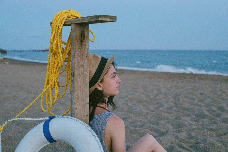 Ilustrasi perempuan merenung (unsplash.com/mertkahveci)