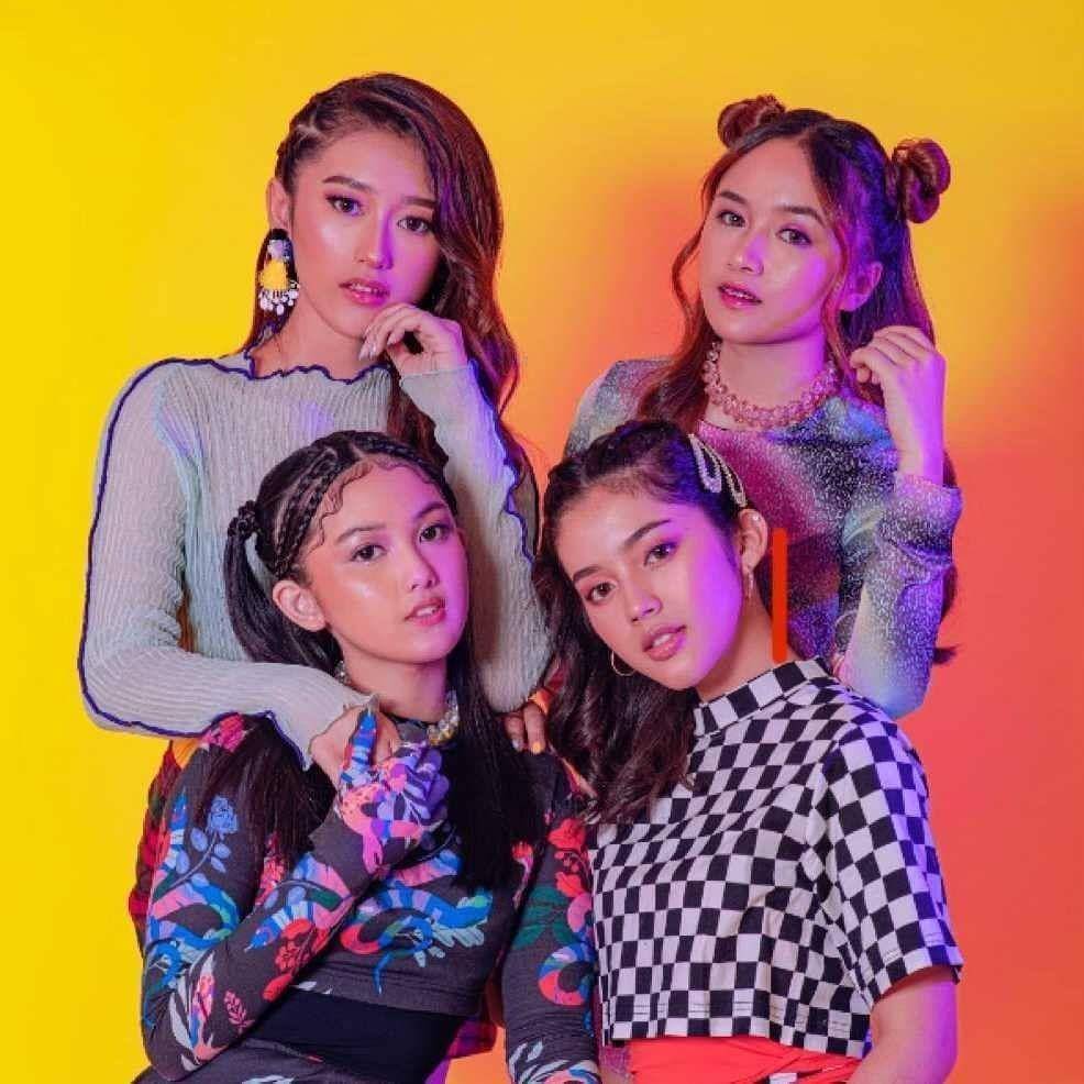 Girls Girls (instagram.com/faynabilalxndr)