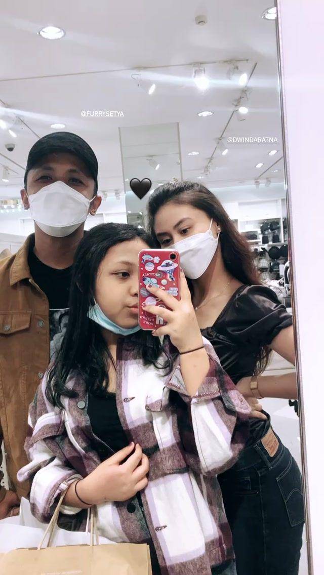 Istri dan anak Furry Setya (instagram.com/meutyasfrlhfdz_)