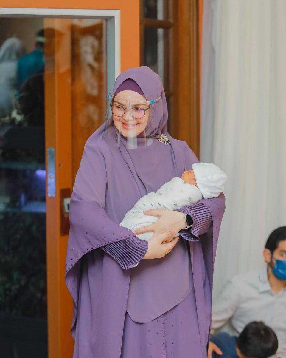 Siti Nurhaliza momong anak (instagram.com/ctdk)