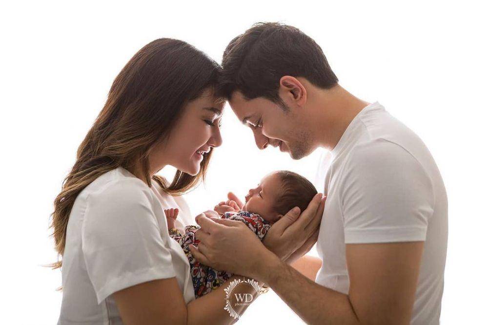 photoshoot keluarga Andrew Andika (instagram.com/tengkudewiputri_tdp)