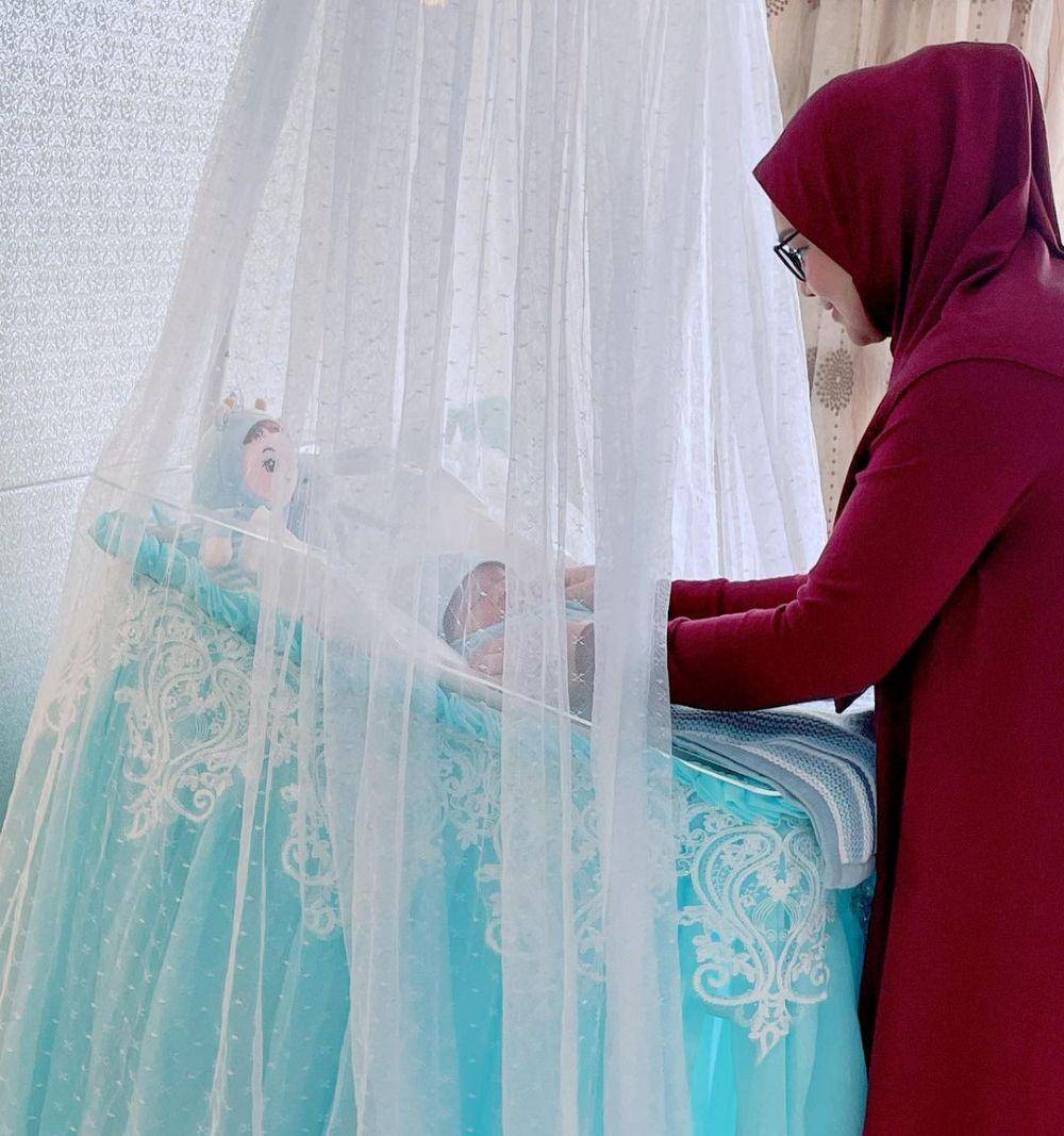 Siti Nurhaliza momong anak (instagram.com/ctdk)