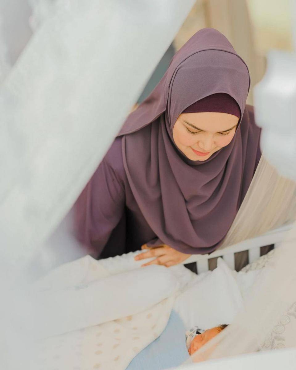 Siti Nurhaliza momong anak (instagram.com/ctdk)