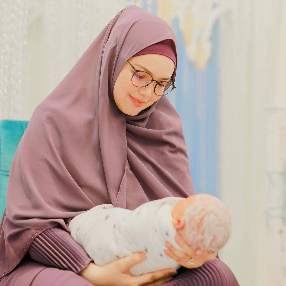 Siti Nurhaliza momong anak (instagram.com/ctdk)