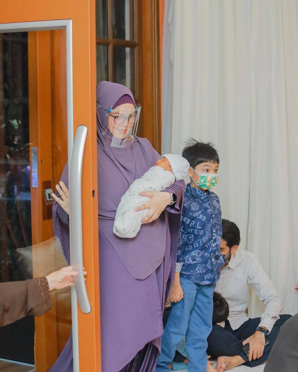 Siti Nurhaliza momong anak (instagram.com/ctdk)