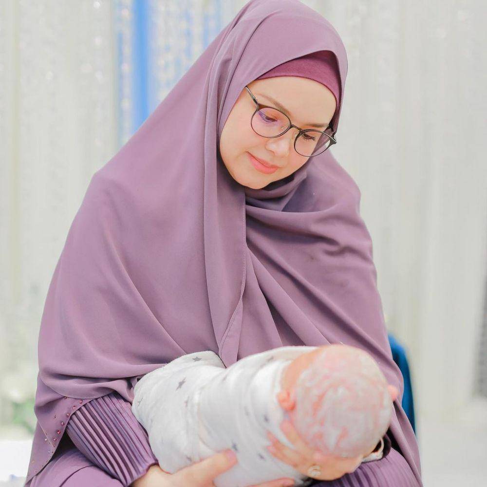 Siti Nurhaliza momong anak (instagram.com/ctdk)
