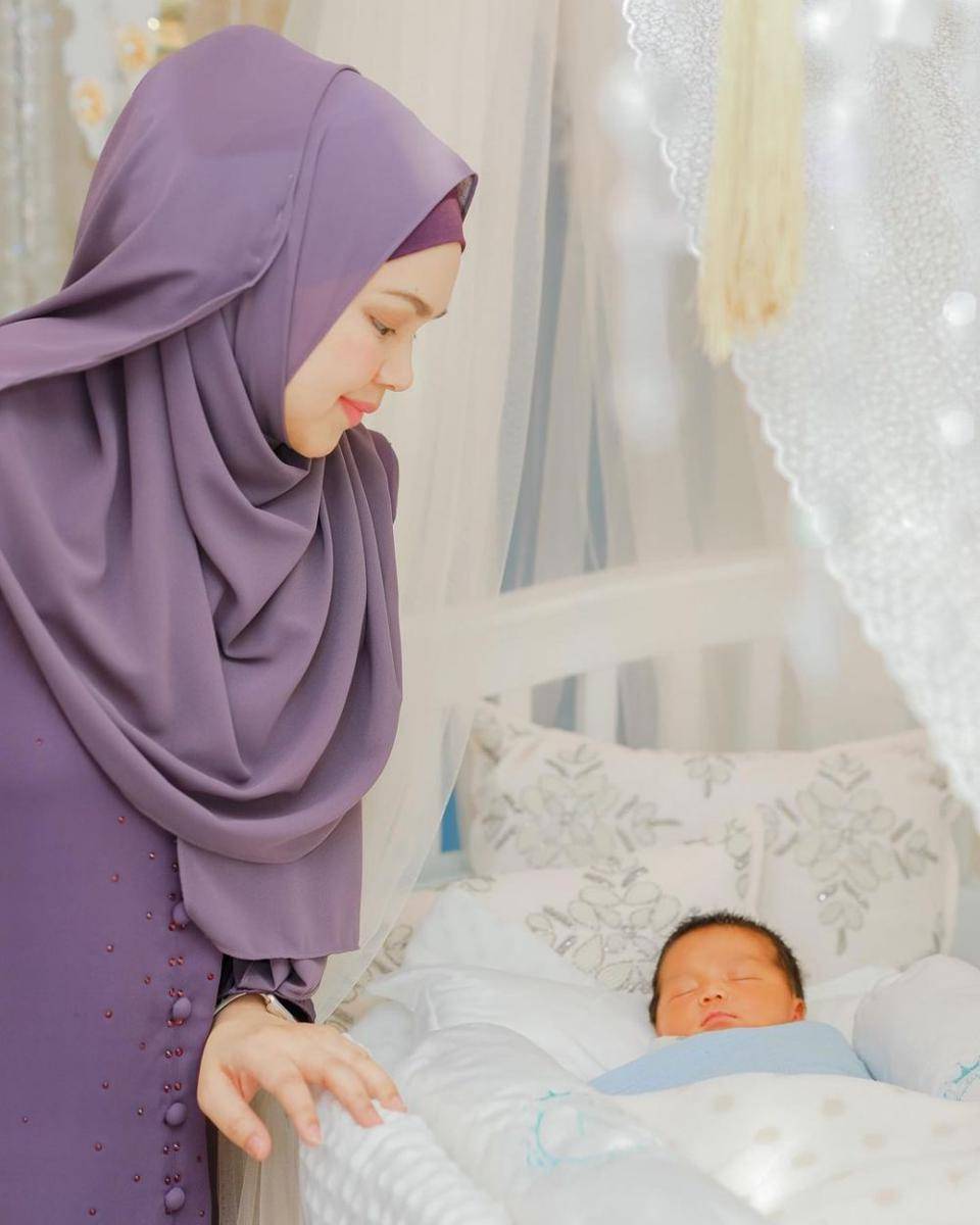 Siti Nurhaliza momong anak (instagram.com/ctdk)