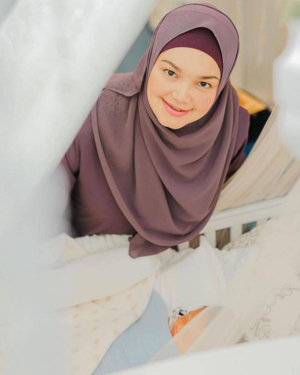Siti Nurhaliza momong anak (instagram.com/ctdk)