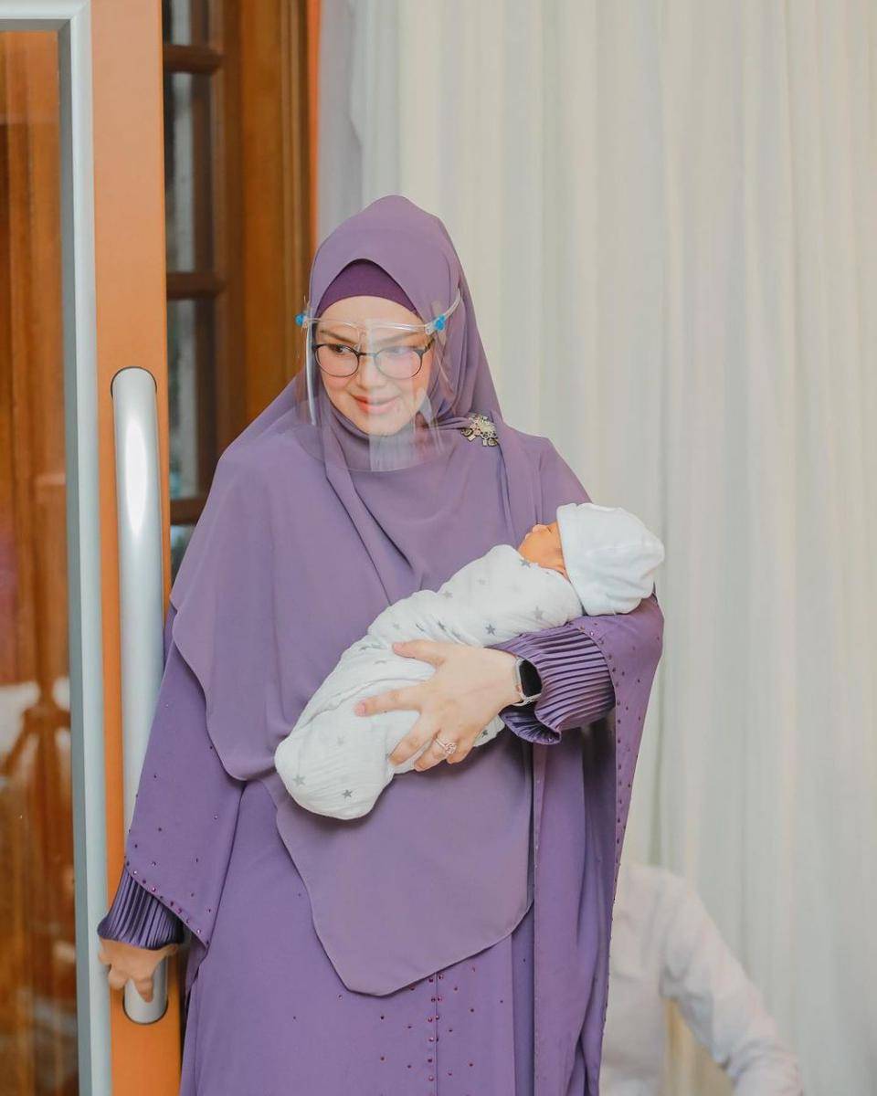 Siti Nurhaliza momong anak (instagram.com/ctdk)