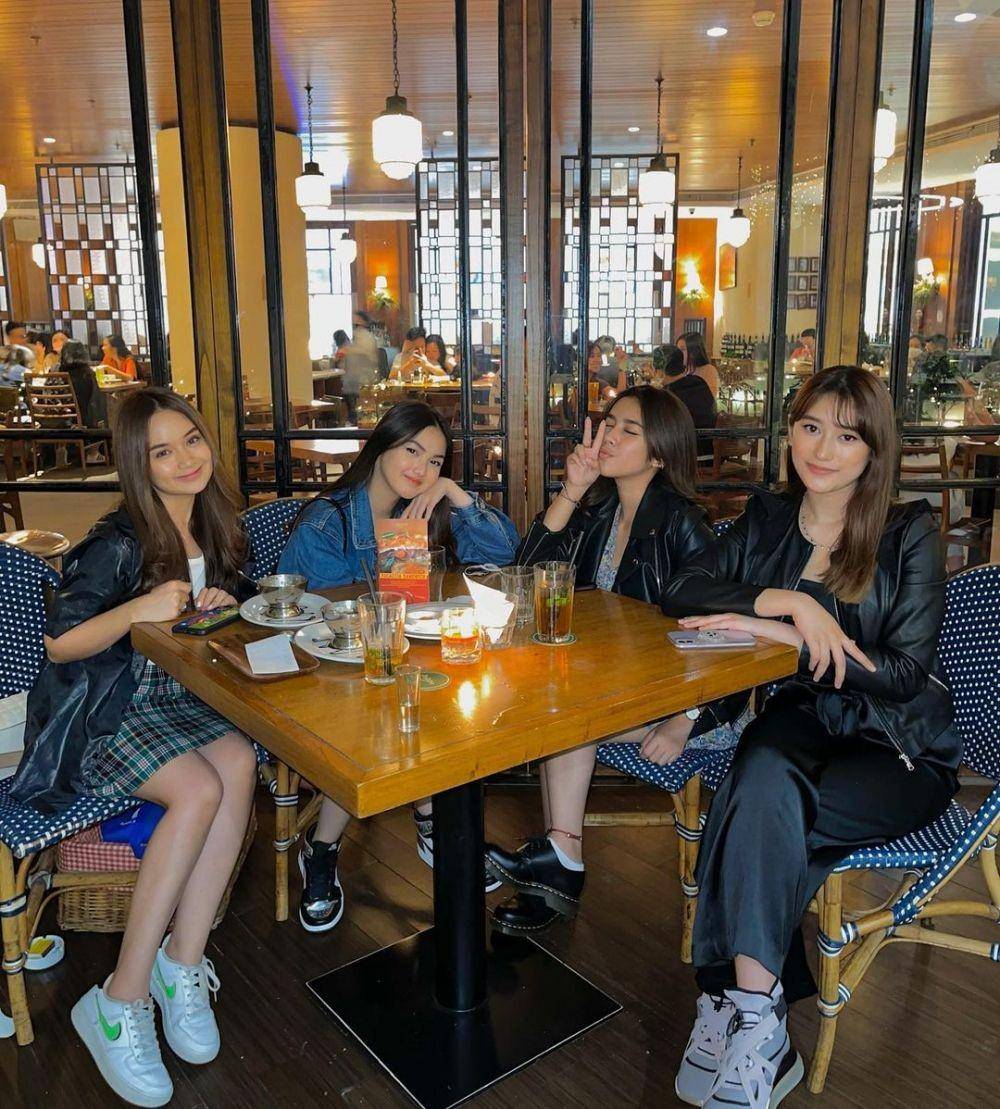 Girls Girls (instagram.com/faynabilalxndr)