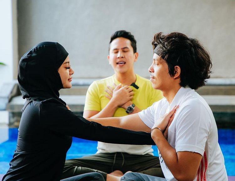 10 Momen Romantis Atta-Aurel Lakukan Yoga Kamasutra, Biar Cepat Hamil