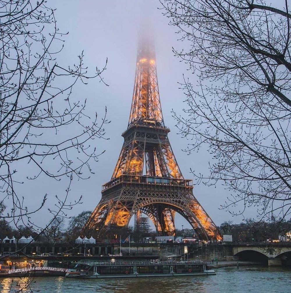 Menara Eiffel, Prancis (instagram.com/https://javiernapi)
