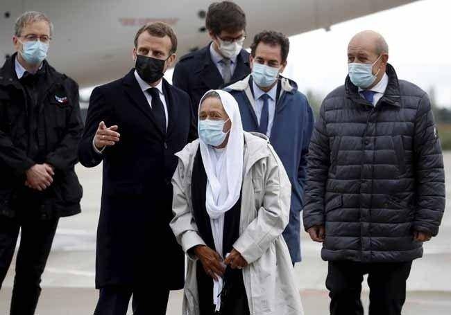 Sophie Petronin disambut Emmanuel Macron ketika dibebaskan dari Mali (Twitter.com/Gabriel Robin)